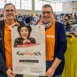 Janina Bode und Martina Unland weisen per Plakat auf den „Kaufrausch“ im September hin. Janina Bode und Martina Unland weisen per Plakat auf den „Kaufrausch“ im September hin.