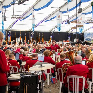 Das Kolping-Orchester Harsewinkel begleitet den Jubiläums-Gottesdienst im Festzelt der Kolpingsfamilie Hollage. Das Kolping-Orchester Harsewinkel begleitet den Jubiläums-Gottesdienst im Festzelt der Kolpingsfamilie Hollage.