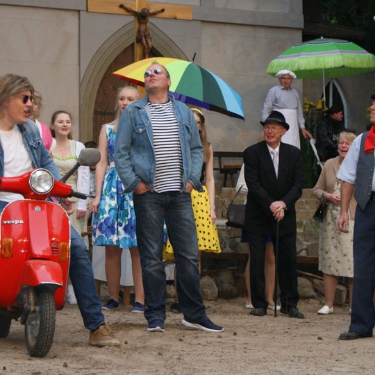 Szene aus „Don Camillo und die jungen Leute“. Foto: Waldbühne Ahmsen