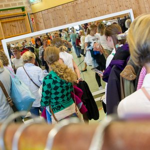 Auf der Suche nach nachhaltigen Schnäppchen kamen zahlreiche Frauen zu „Kolpings Kaufrausch“ in die Haselandhalle.